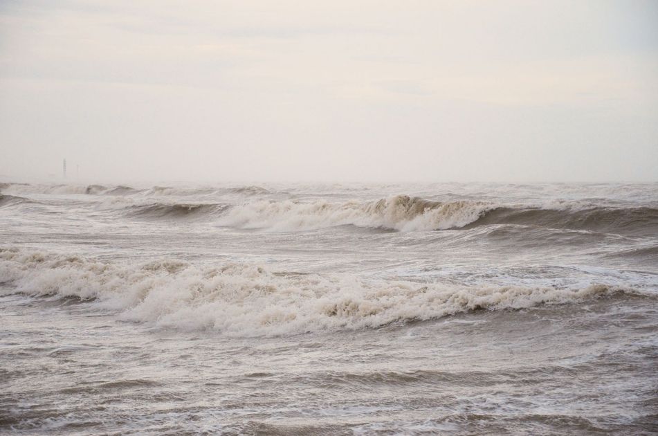Playa Agua Dulce en Chorrillos: Bañistas ignoran advertencias y mar agitado este domingo